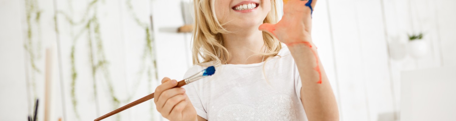 happy-playful-cute-freckled-blonde-girl-dressed-white-holding-brush-one-hand-showing-another-hand-which-she-messed-up-with-paint-jpg - CC Val Essonne