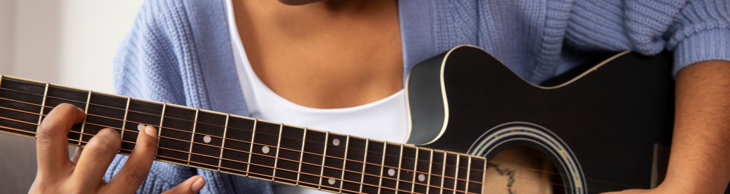 close-up-woman-playing-guitar-jpg - CC Val Essonne