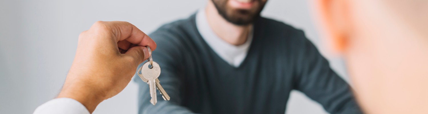 real-estate-agent-shaking-hand-client-holding-keys-jpg - CC Val Essonne