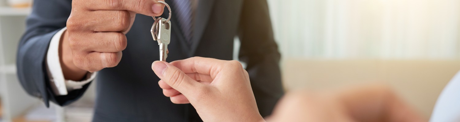broker-giving-keys-jpg - CC Val Essonne