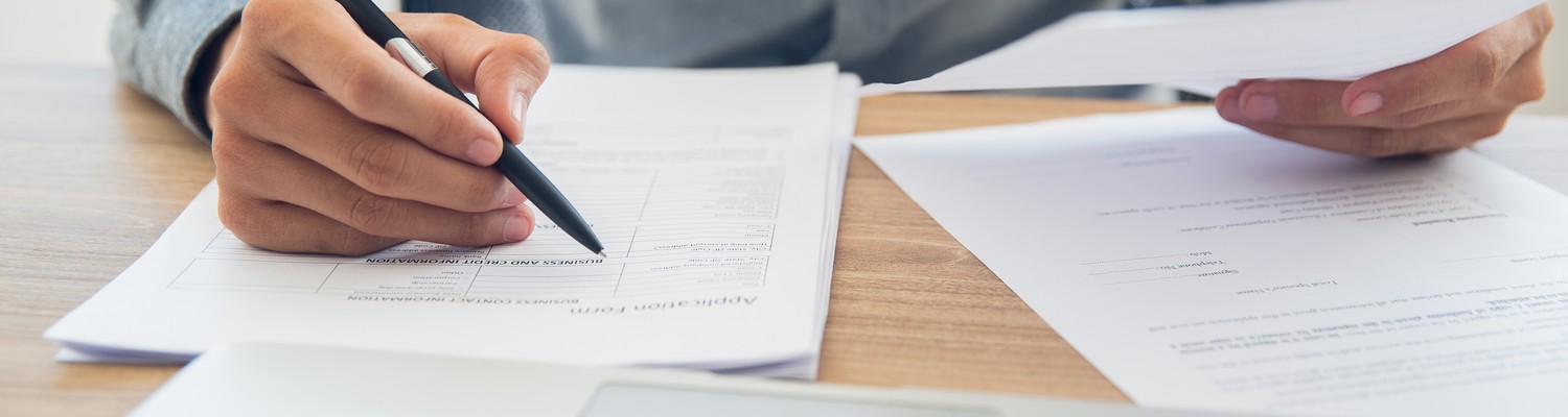 businessman-checking-documents-table-jpg - CC Val Essonne