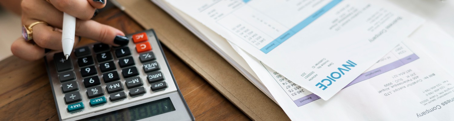 woman-doing-accounting-jpg - CC Val Essonne