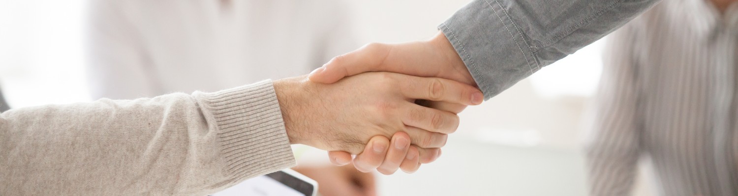business-partners-handshaking-group-meeting-making-project-investment-closeup-jpg - CC Val Essonne