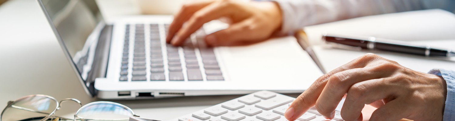 homme-affaires-travaillant-comptabilite-financiere-entreprise-bureau-bureau-calculer-analyse-graphique-jpg - CC Val Essonne