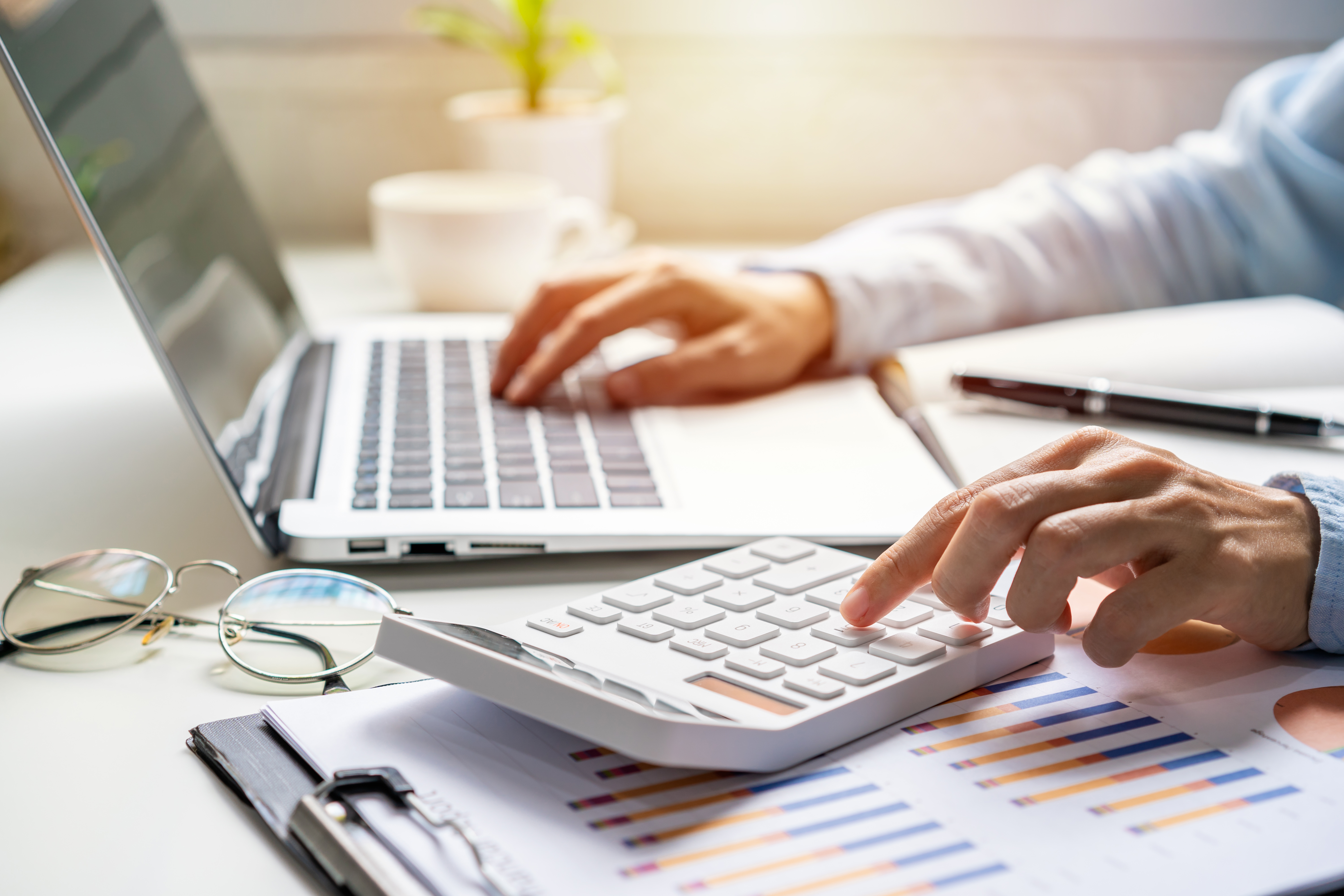 homme-affaires-travaillant-comptabilite-financiere-entreprise-bureau-bureau-calculer-analyse-graphique-jpg