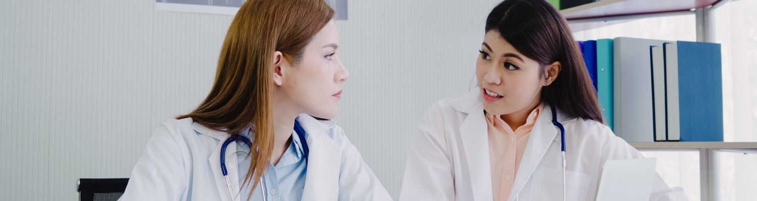 professional-asian-doctor-medical-professionals-team-brainstorming-meeting.jpg - CC Val Essonne