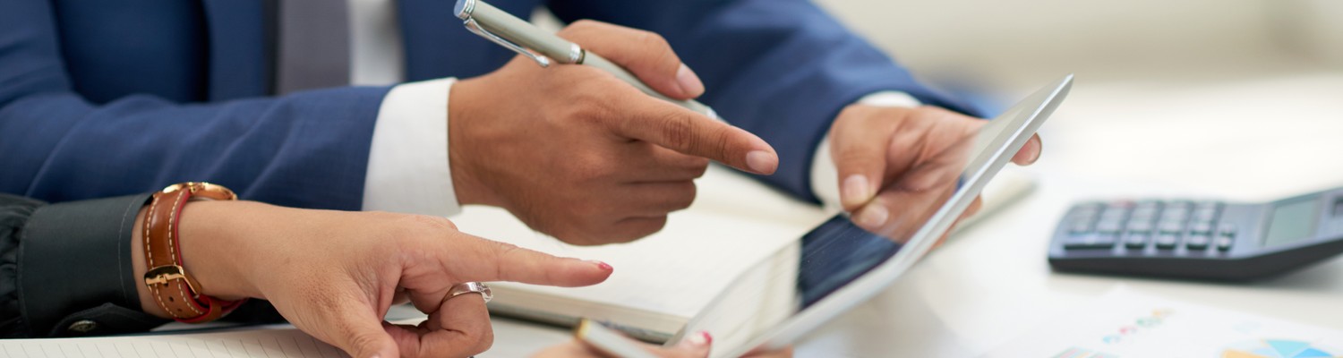 unrecognizable-business-people-sitting-meeting-with-charts-looking-pointing-tablet-jpg - CC Val Essonne