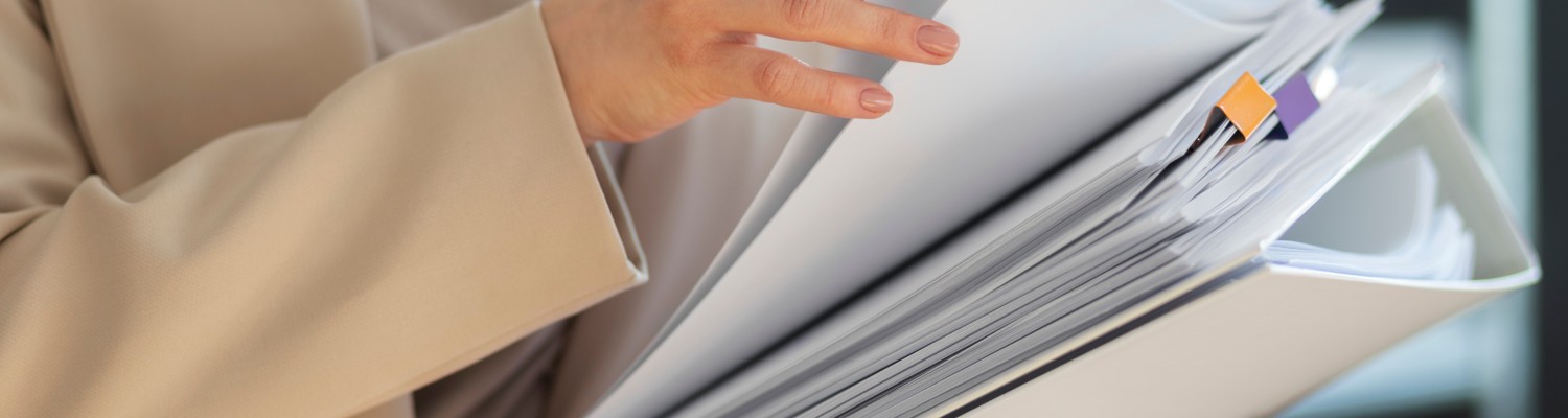 young-adult-organizing-documents-jpg - CC Val Essonne