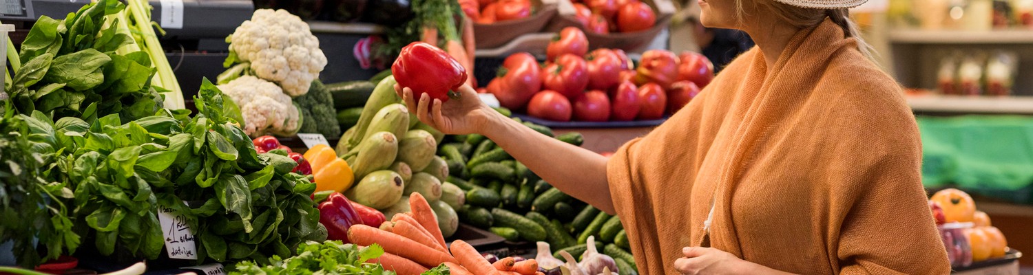 woman-with-summer-hat-buying-sweet-bell-pepper-1-jpg - CC Val Essonne