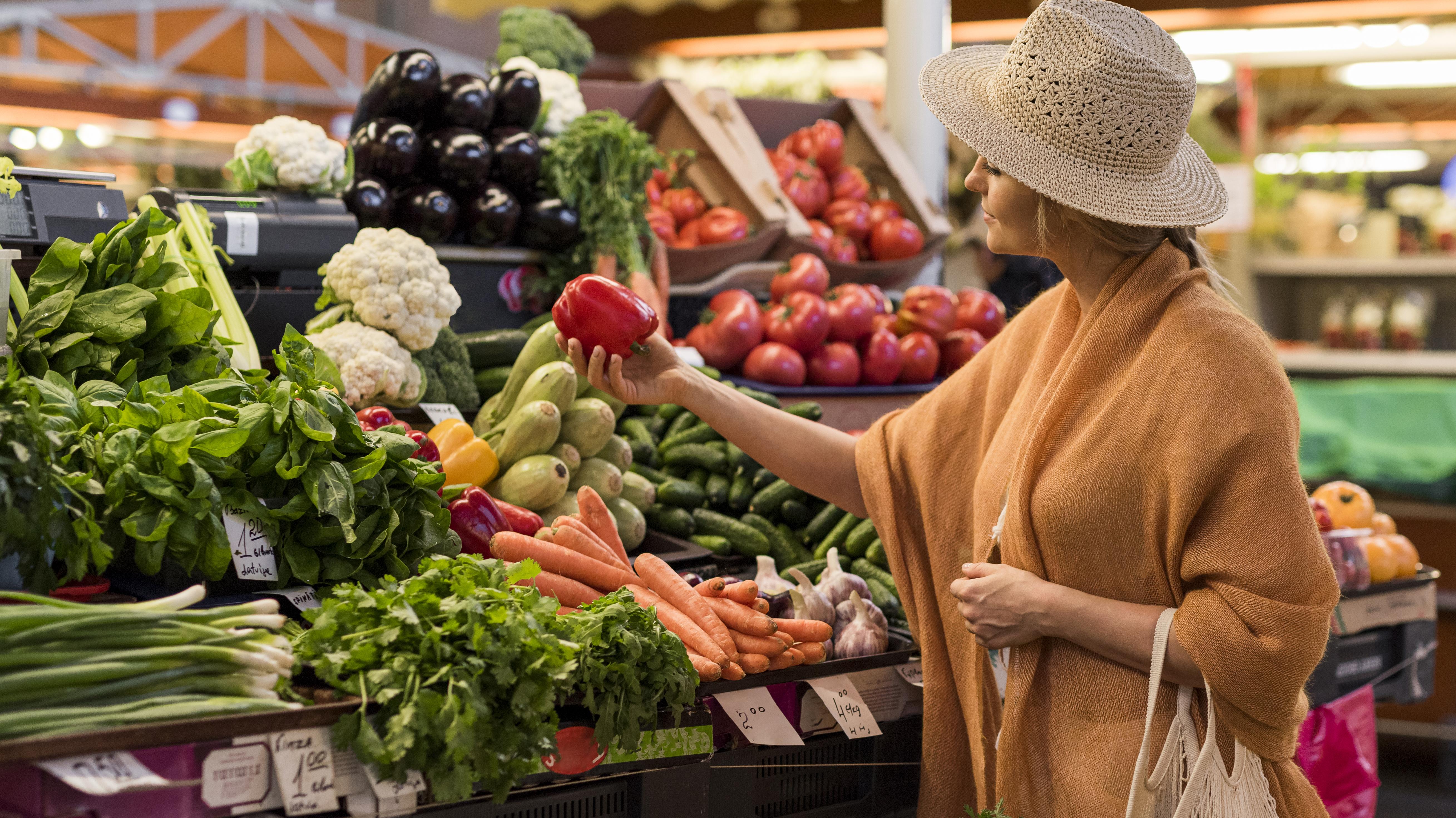 Balade du goût : Rencontrez les agriculteurs du Val d'Essonne - Woman With Summer Hat Buying Sweet Bell Pepper 1 Jpg