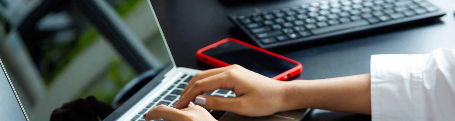 female-hand-typing-keyboard-laptop-jpg - CC Val Essonne