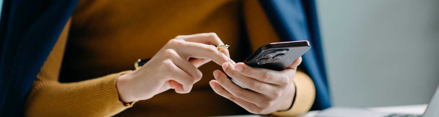 businesswoman-working-with-digital-tablet-computer-smart-phone-with-financial-business-strategy-layer-effect-desk-jpg - CC Val Essonne