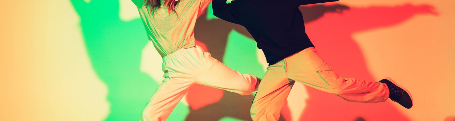 young-beautiful-man-woman-dancing-hip-hop-street-style-isolated-studio-jpg - CC Val Essonne