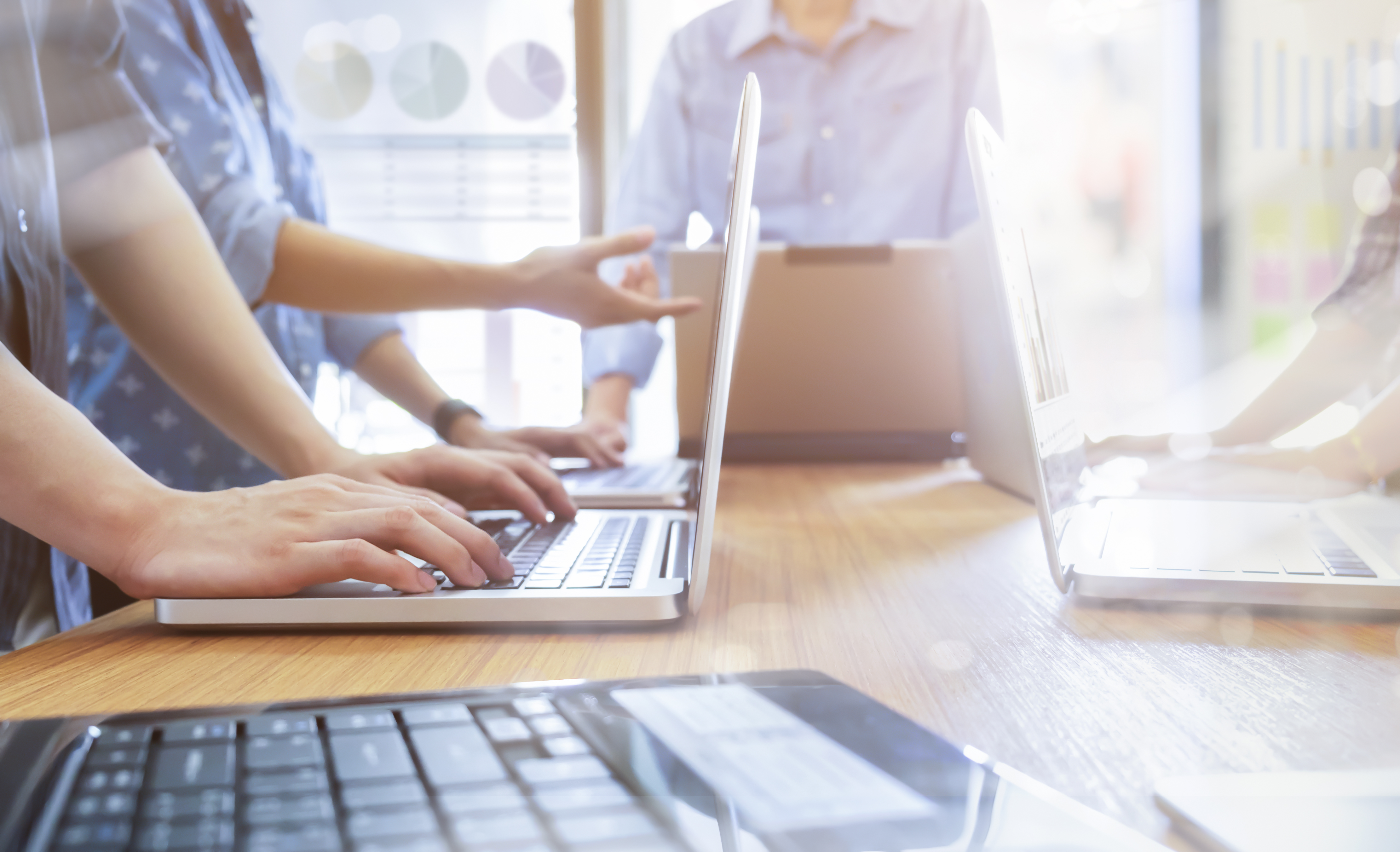 Diagnostics numériques gratuits pour les TPE/PME !  - Usiness People Meeting Discuss Situation Marketing Jpg