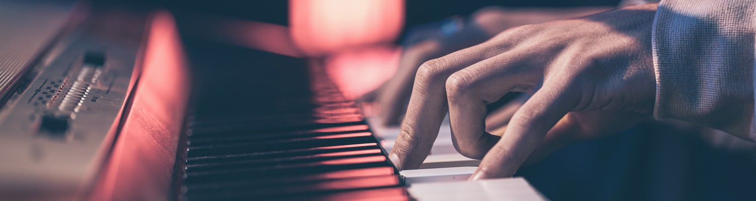 closeup-male-hands-playing-piano-keys-jpg - CC Val Essonne