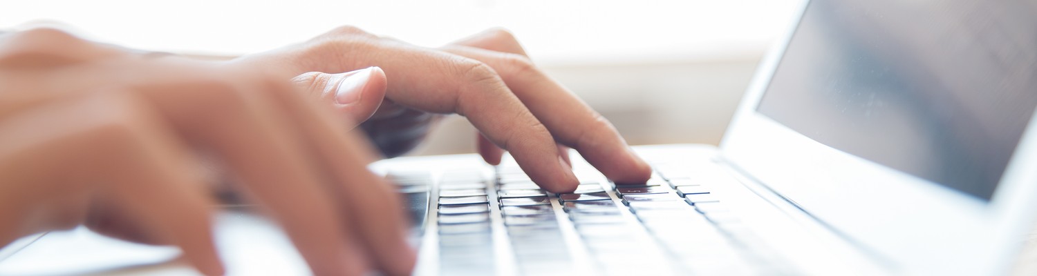 close-up-male-hands-typing-laptop-keyboard-jpg - CC Val Essonne