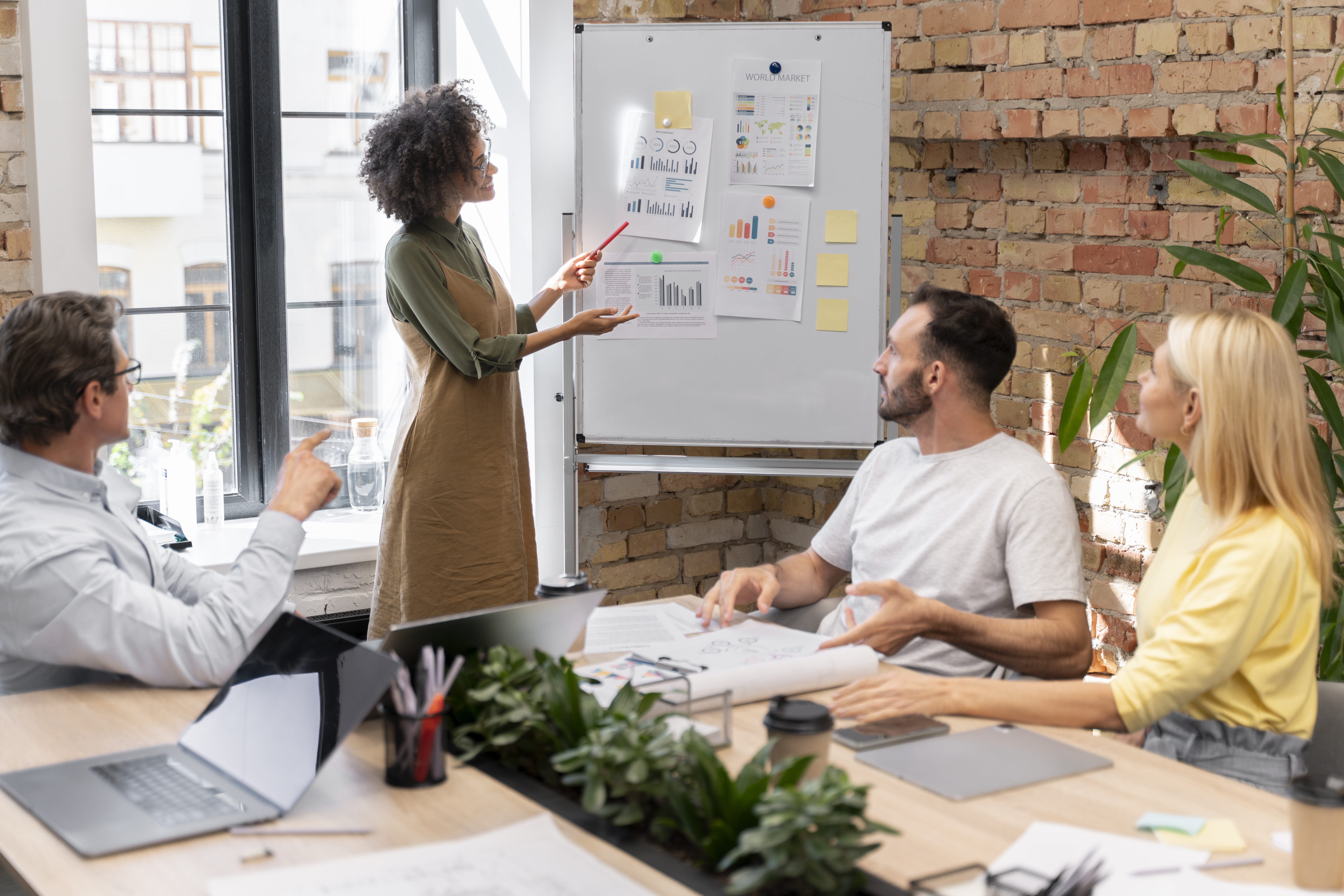 gros-plan-travail-equipe-jeunes-entreprises-jpg
