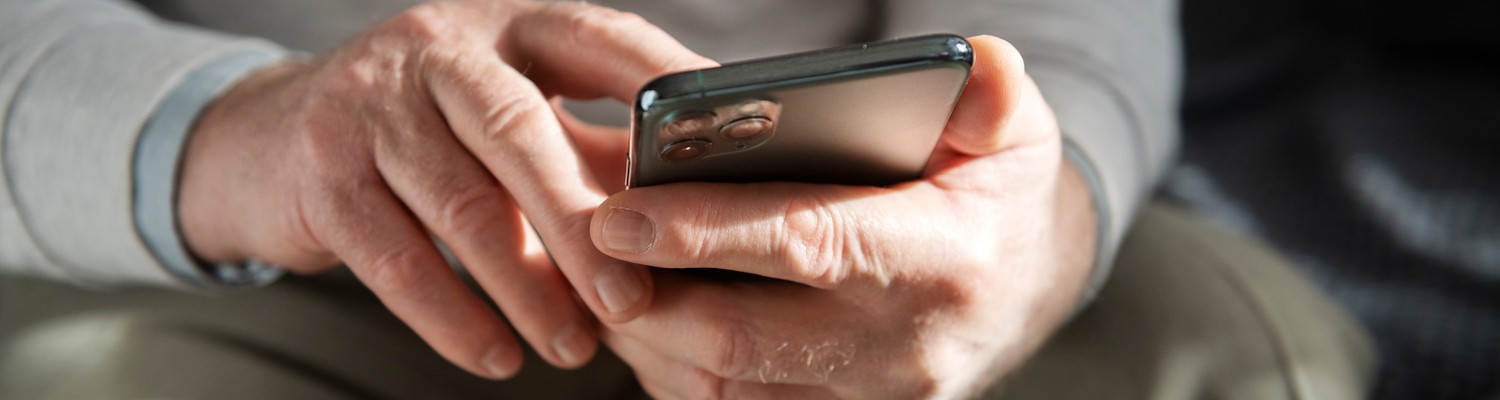 grand-parent-learning-use-digital-divice-jpg - CC Val Essonne