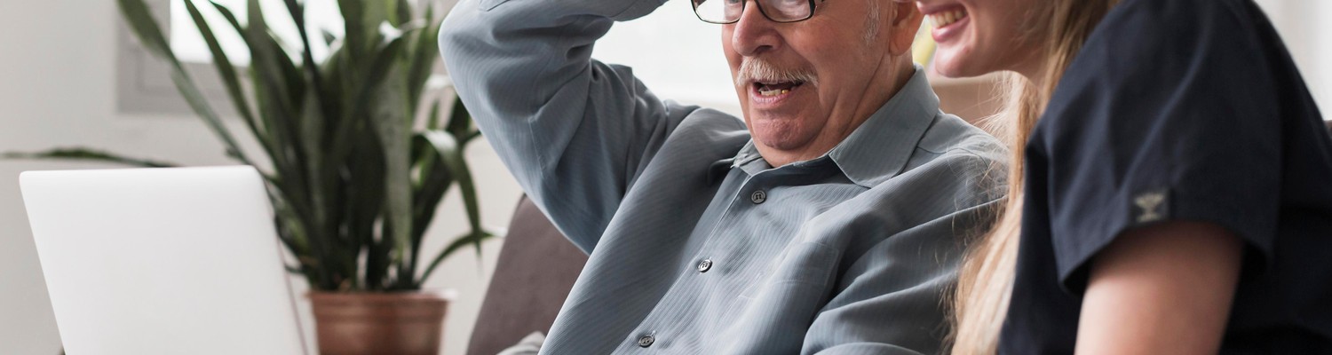 old-man-video-calling-family-from-nursing-home-with-nurse-s-help-jpg - CC Val Essonne